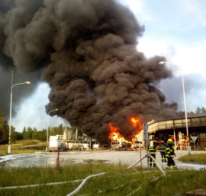 Obří požár ve skladu pohonných hmot. Škody dosahují 70 milionů korun