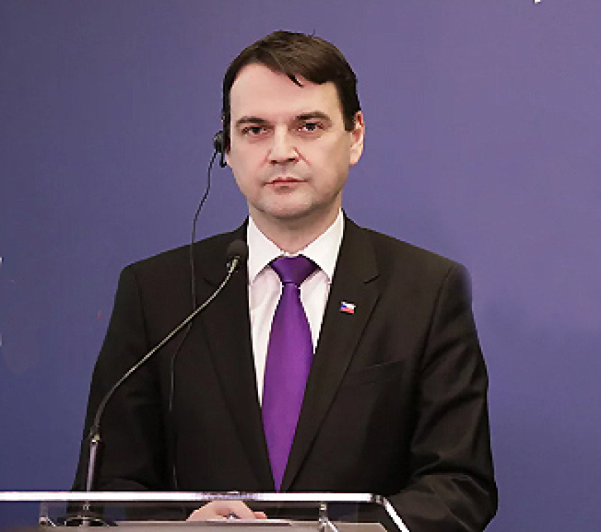 Provokatér Macinka řádil v Maďarsku: Je to „borec a pusinka“, či továrna na ostudu? Europoslanec žádá test na drogy