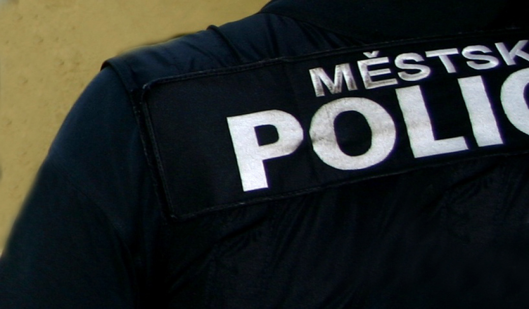 Městská policie rozdala první pokuty lidem bez roušek