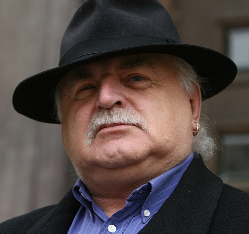 „Prolhaný hlupák v čele nemyslícího stáda.“ Proč Milana Knížáka oslavuje vláda vedená mužem, kterým umělec opovrhoval
