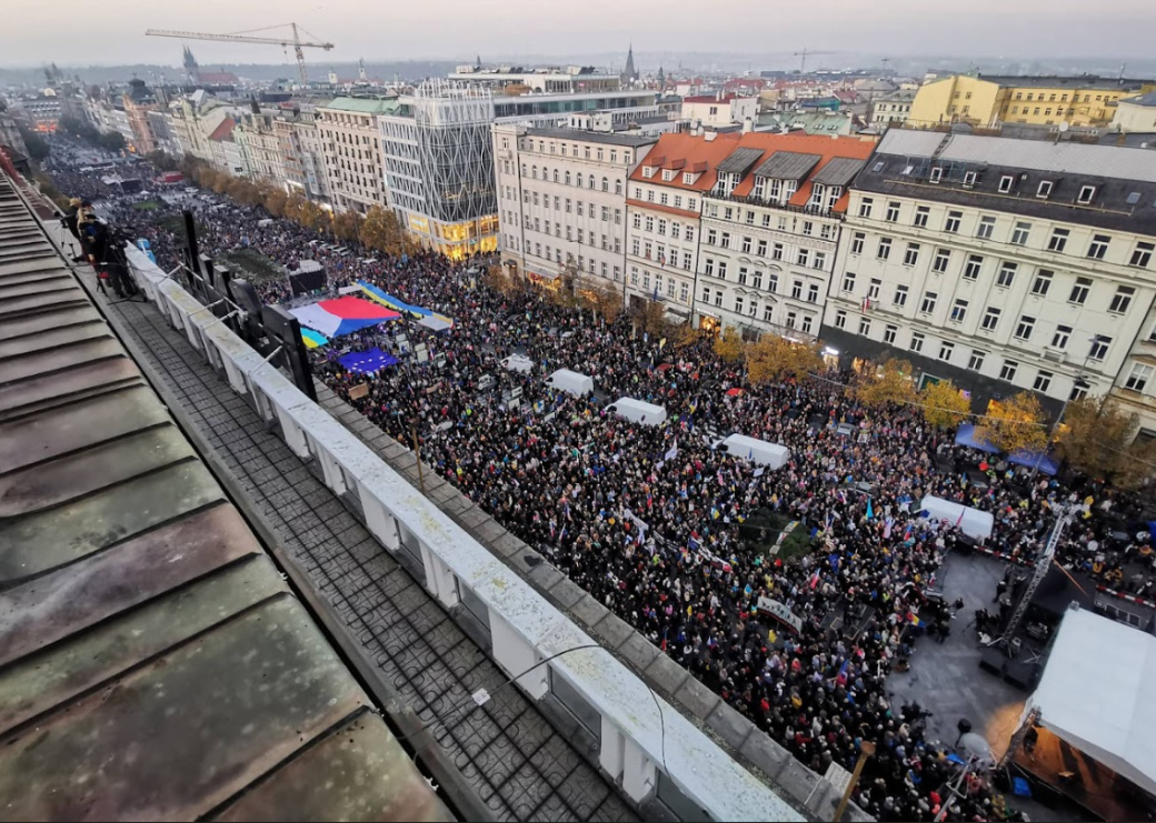 Lidé z celé ČR demonstrovali na Václaváku proti strachu a proruským kolaborantům