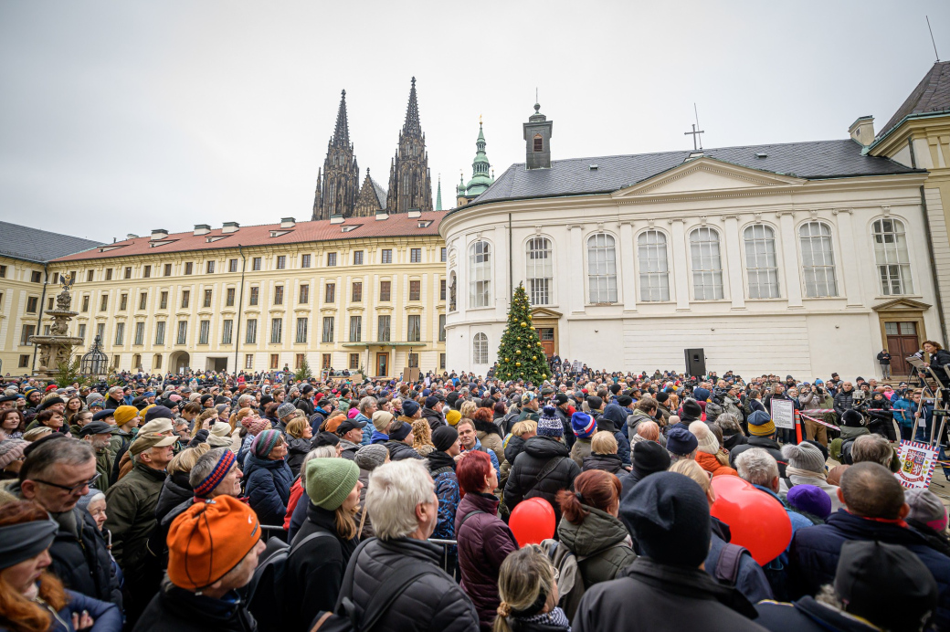 Na Pražském hradě proběhlo shromáždění  Milionu chvilek na podporu demokratického prezidenta 