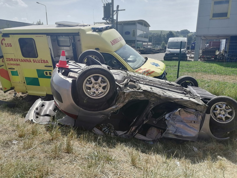 Auto se v Zubří srazilo se sanitkou. Na místo nehody letěl vrtulník