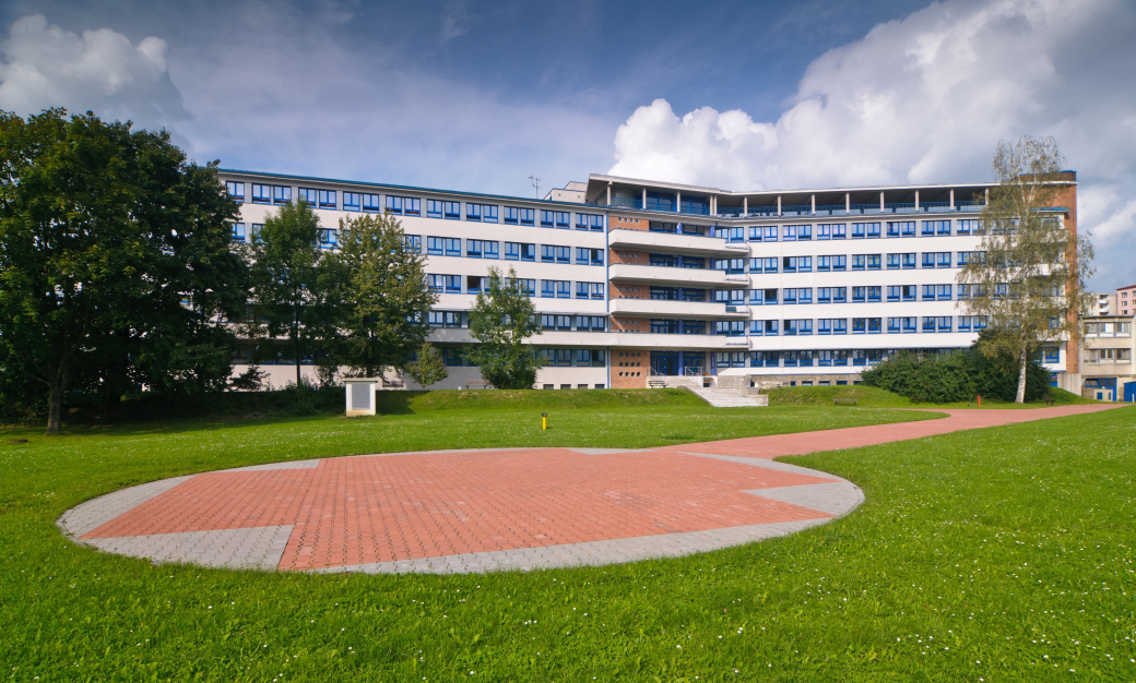 Nemocnice ve Valašském Meziříčí pečuje o desítky pacientů s COVID-19. K omezení akutní péče nedošlo