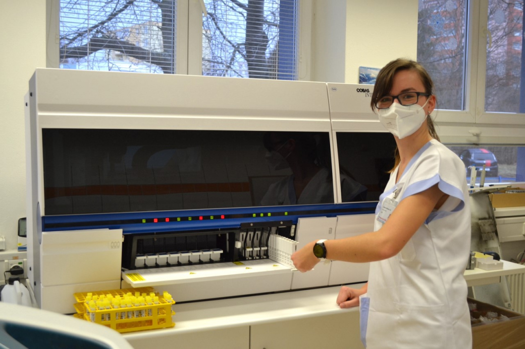 Nové analyzátory na oddělení klinické biochemie Nemocnice AGEL Valašské Meziříčí umí zpracovat denně tisíce vzorků