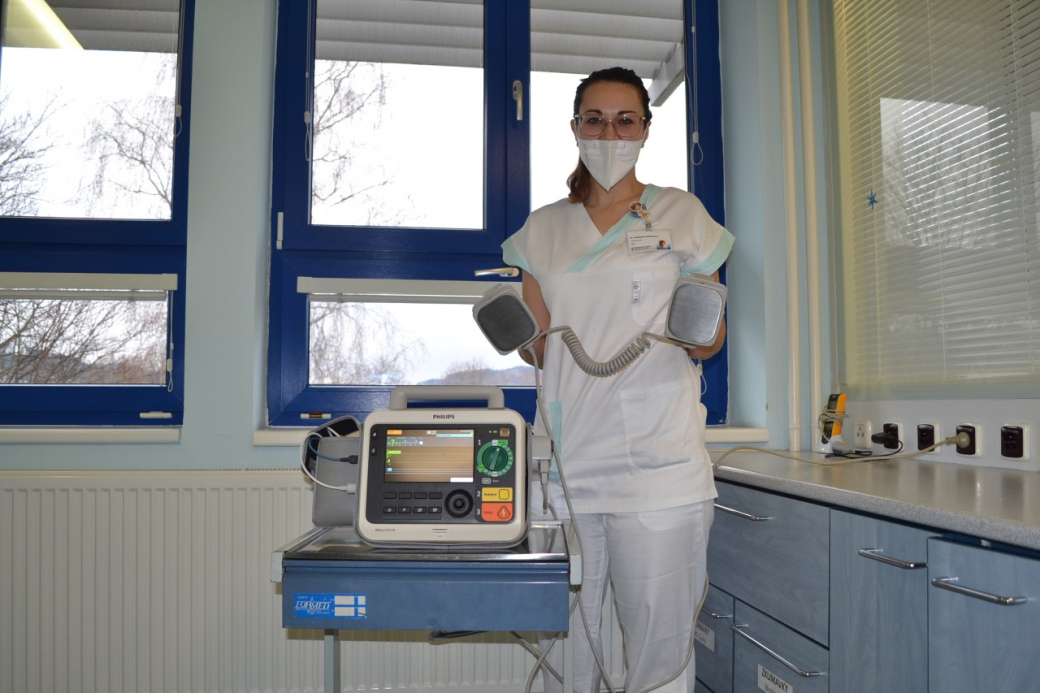 Oddělení intermediární péče v Nemocnici AGEL Valašské Meziříčí má ve svém portfoliu zbrusu nový defibrilátor