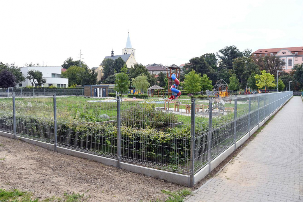 Hřiště v ulici Vodní chrání nový plot