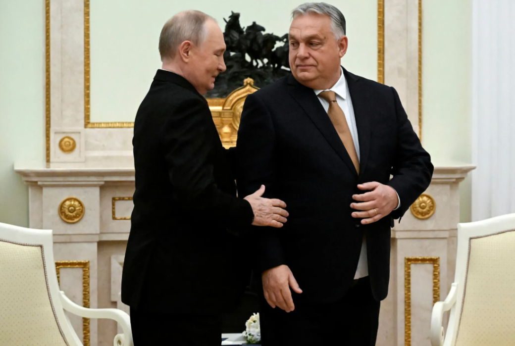 „K vašim službám“. Orbán nabízel pomoc Putinovi, píše Bloomberg