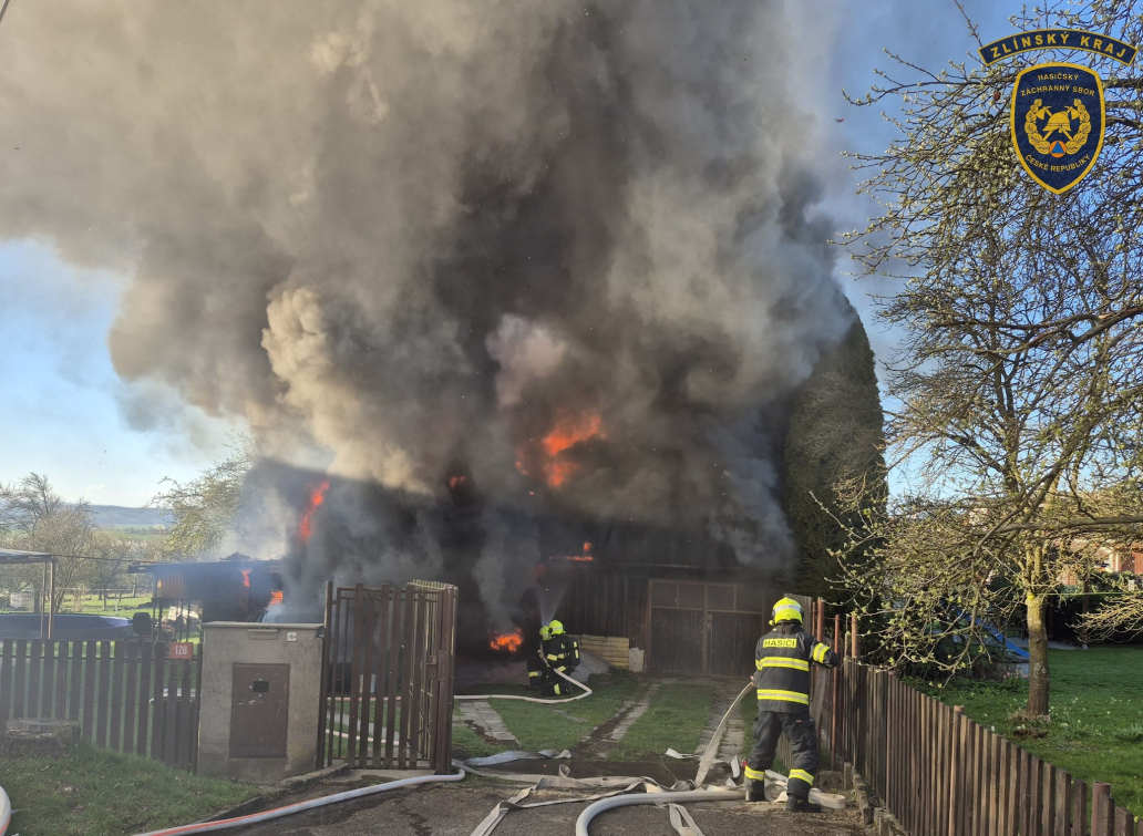 V Osíčku hořely hospodářské přístřešky. Škoda 300 tisíc