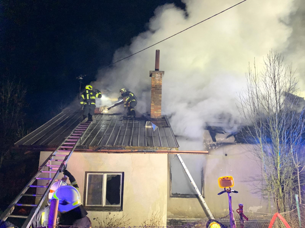 Požár rodinného domu v Karolince způsobil majitel. V kamnech si zatápěl benzínem