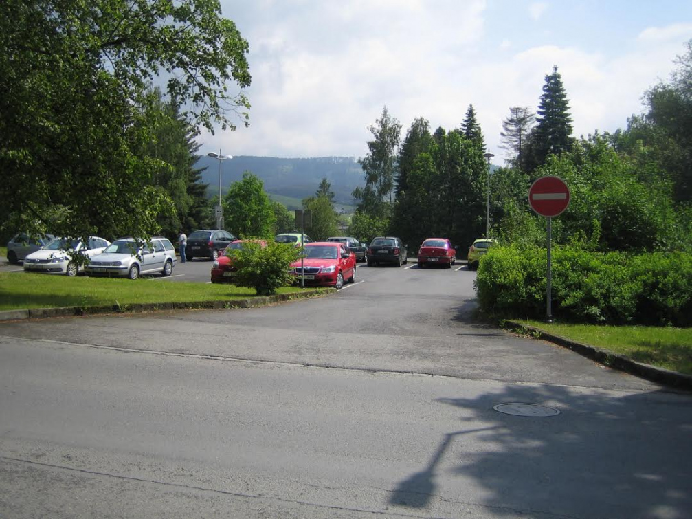 Parkování u nemocnice ve Valašském Meziříčí budou řídit závory