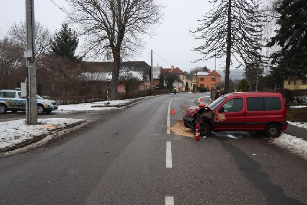 Podnapilý řidič nezvládl projet zatáčkou. Při čelním střetu se naštěstí nikdo nezranil 