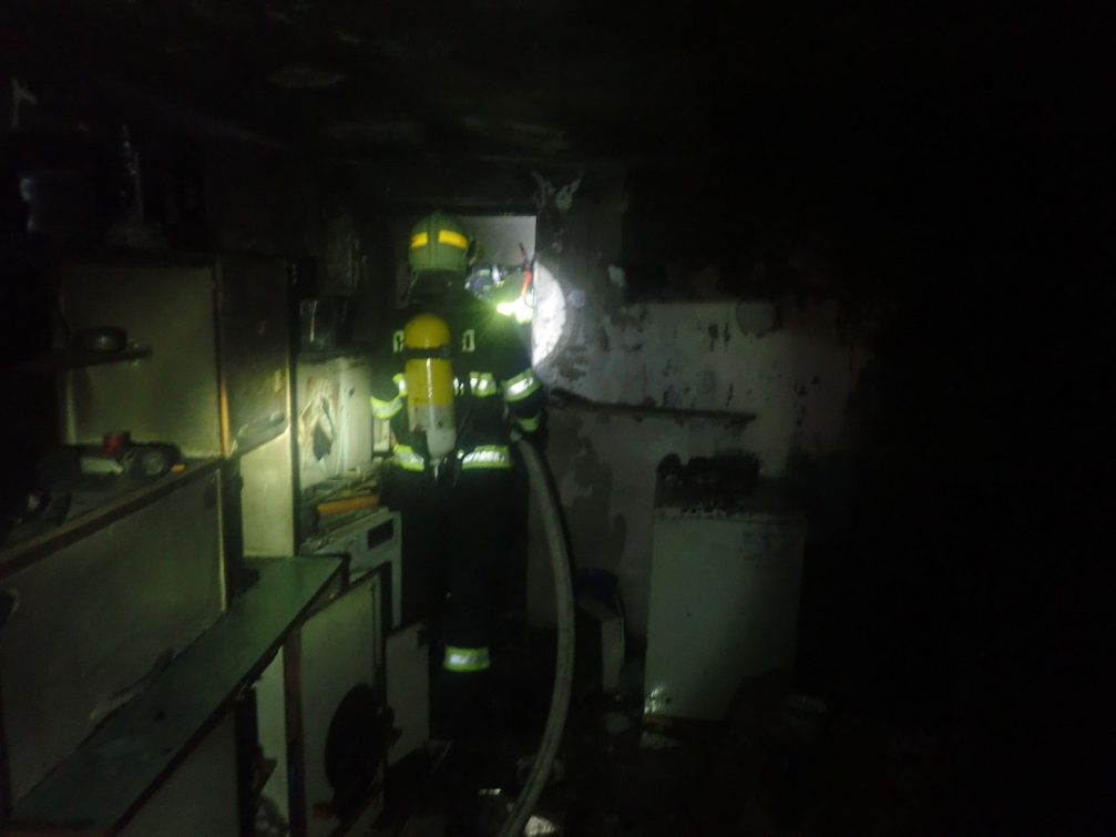 Požár v rodinném domě v Poteči. Pro popálenou ženu přiletěl vrtulník