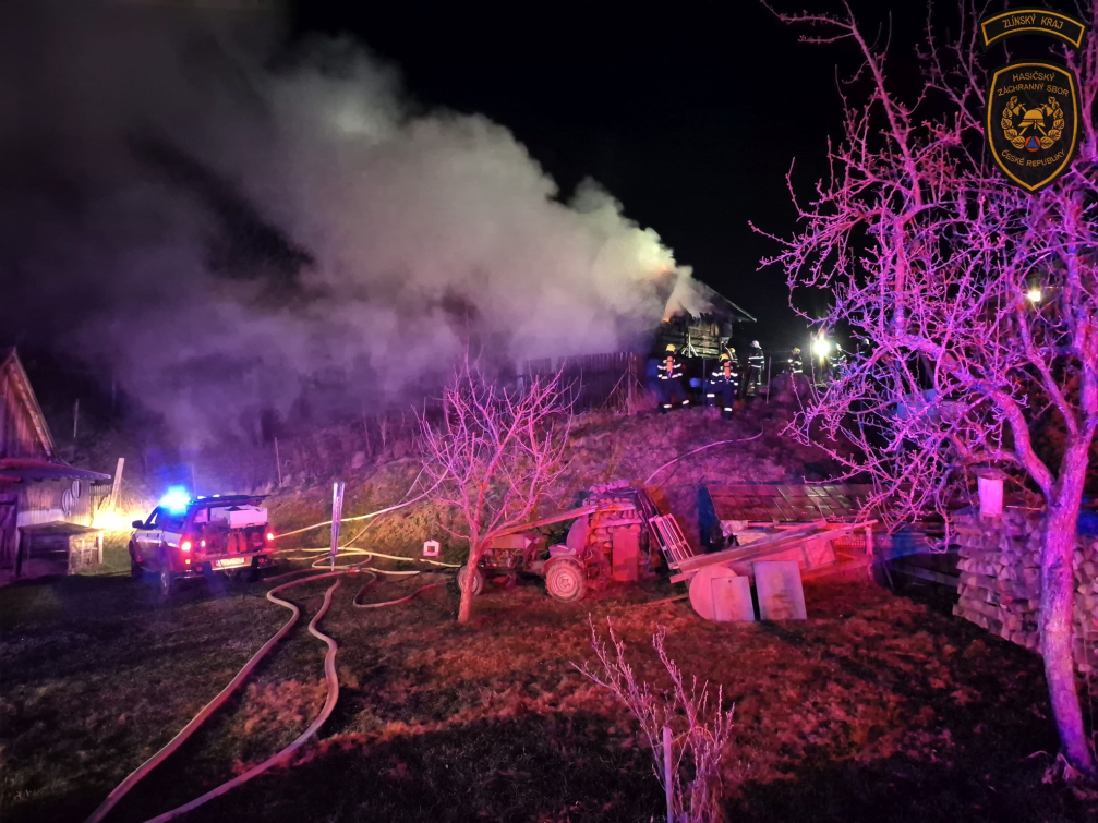 Noční požár hospodářské budovy v Huslenkách. Slepice nepřežily