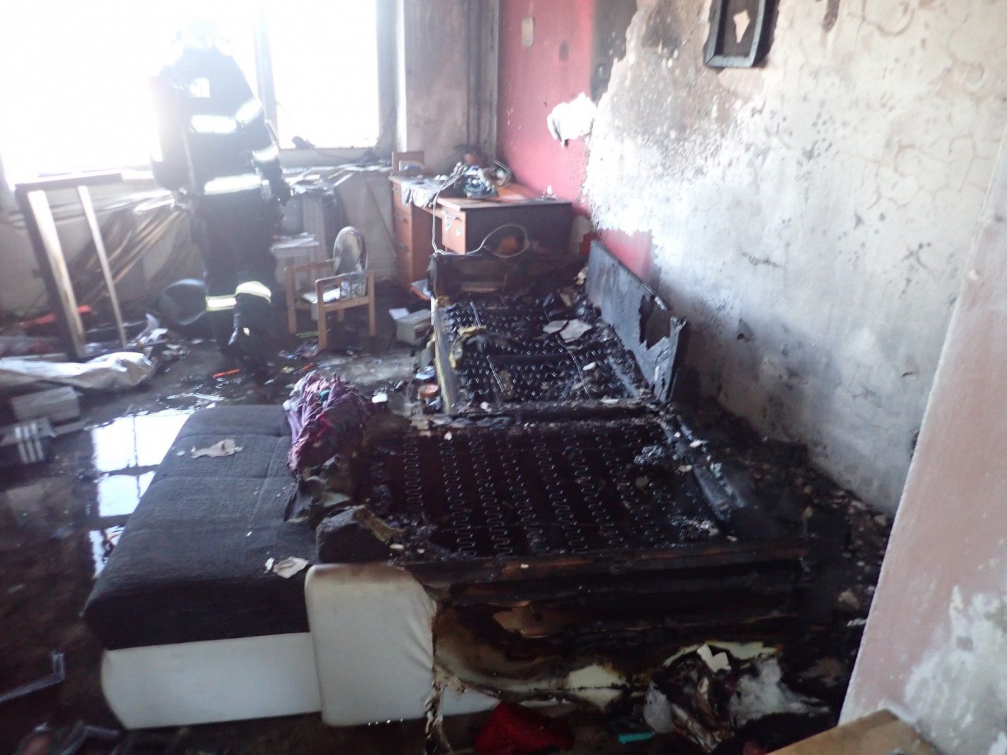 K požáru bytu došlo při nabíjení mobilního telefonu bez dozoru
