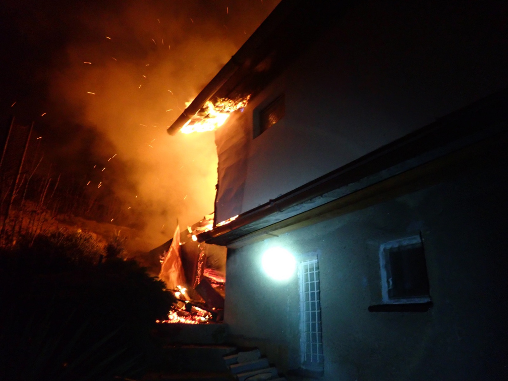 Požár rodinného domu v Zubří. Rodina přečkala noc u sousedů
