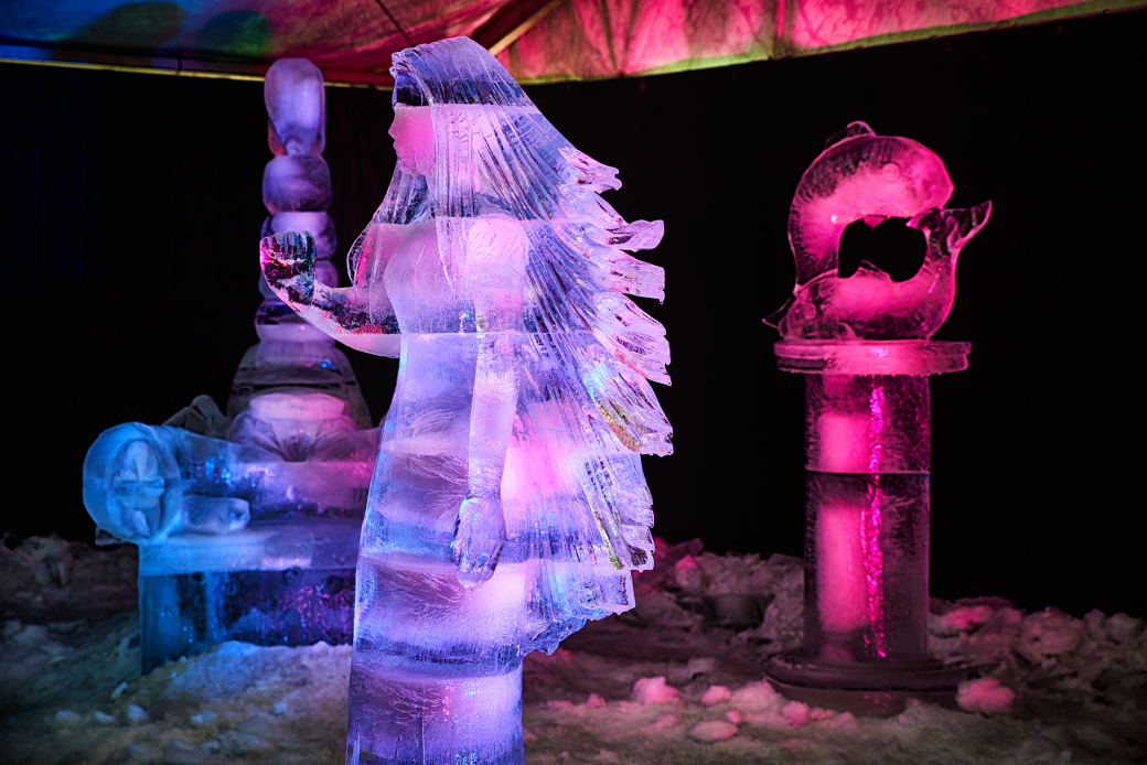 Ledové sochy na Pustevnách jsou letos ve znamení vesmíru
