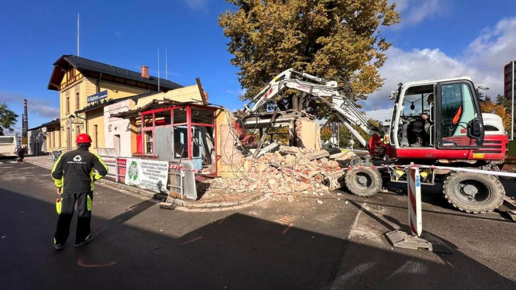 Rožnovský bufet u vlakového nádraží šel k zemi. Revitalizace přednádraží je v plném proudu