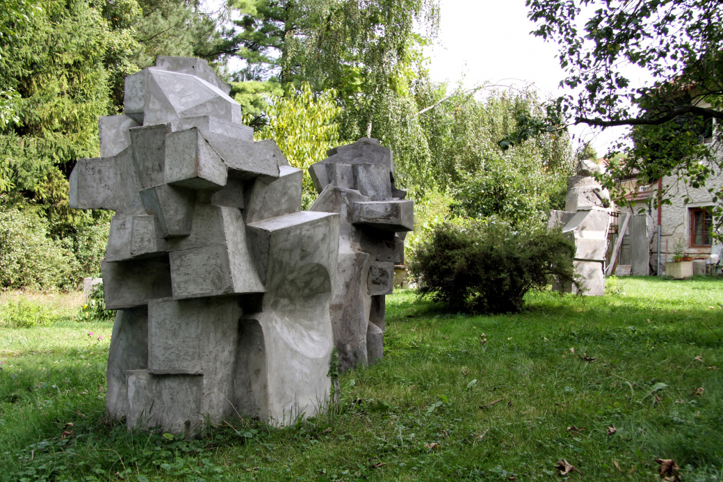 Vojtěch Míča vystavuje v městském parku betonové objekty
