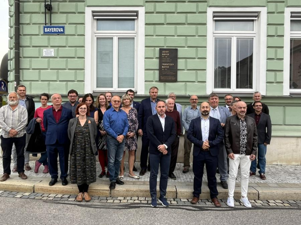 V Rožnově byla odhalena pamětní deska jako pocta Josefu a Františkovi Bayerovým