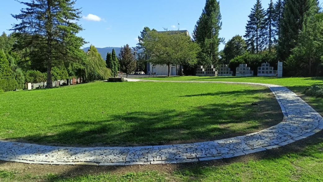 Přístupové komunikace k pietním místům v Rožnově prošly modernizací