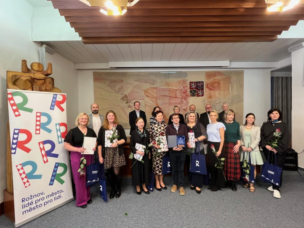 Rožnov zná své nejlepší učitele. Pedagogem roku 2026 se stal „Král Miroslav“ ze ZŠ Záhumení