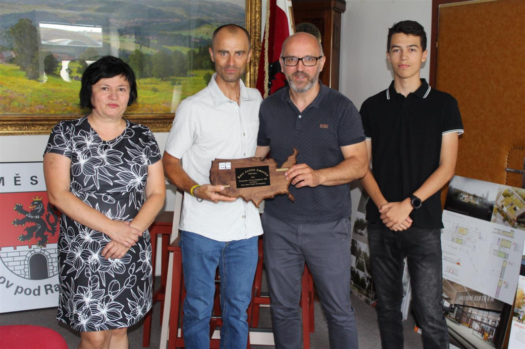 Svaťa Božák přijal gratulaci na radnici. Probírala se úmorná vedra, hodiny z Kansasu i medvěd u cesty