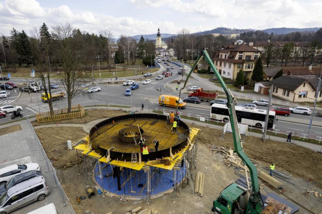 Altán, parkoviště a hodně zeleně – nový přednádražní prostor v Rožnově se už rýsuje