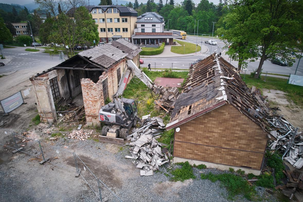 Demolice odstartovala revitalizaci prostoru před rožnovským vlakovým nádražím