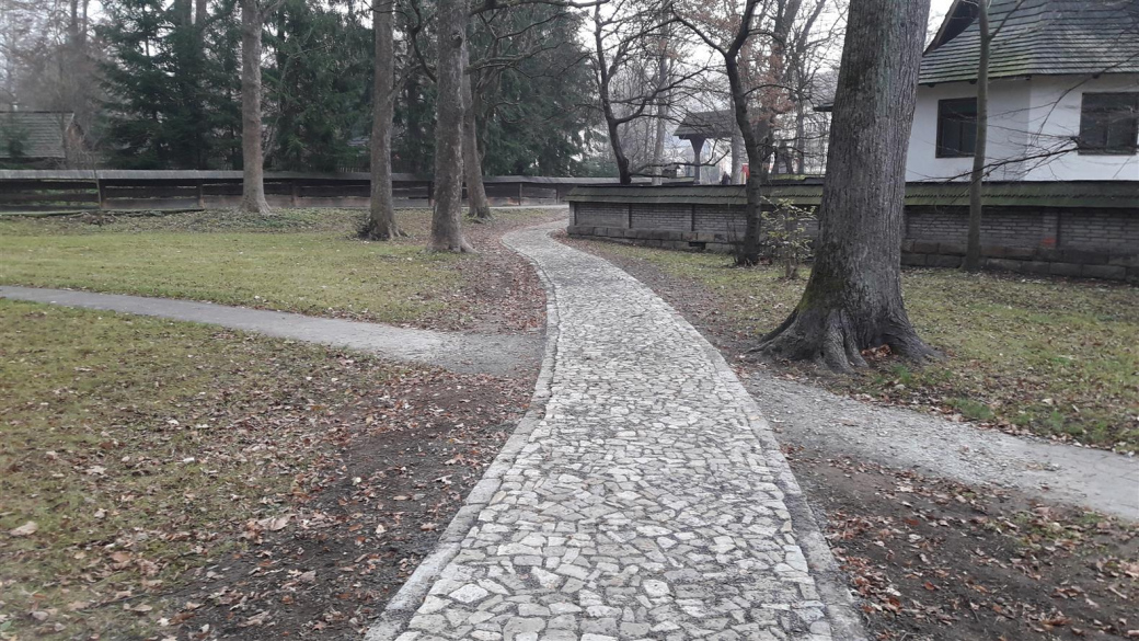 V Rožnově opravili za 1,02 milionu korun 185 metrů chodníků v parku