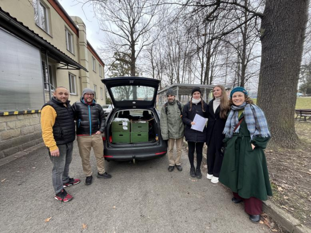 Desítka dobrovolníků rozvezla v Rožnově seniorům 410 štědrovečerních večeří