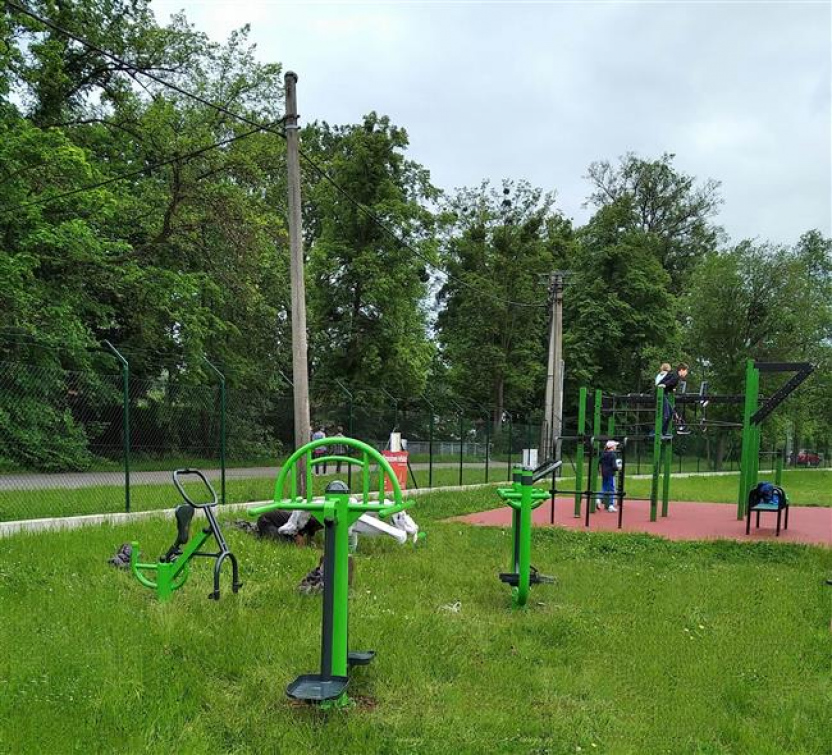 Rožnov pořídil nové venkovní fitness prvky na atletické hřiště Dany Zátopkové