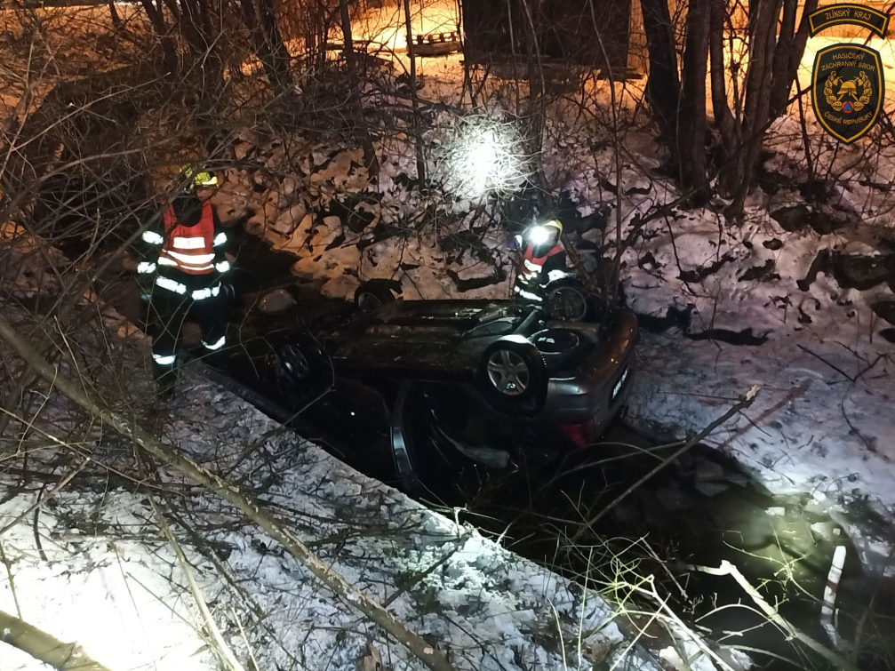Řidič v Rožnově skončil na střeše v korytu potoka