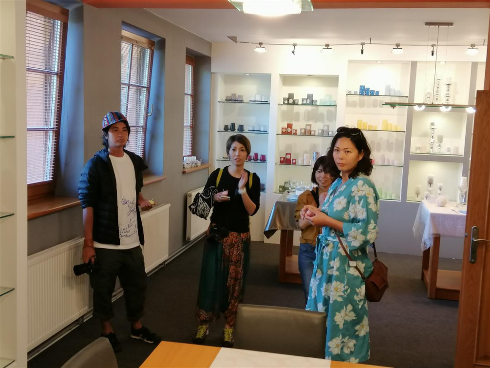 Japonští blogeři navštívili Rožnov. Zaujaly je svíčky, čaj i slivovice 