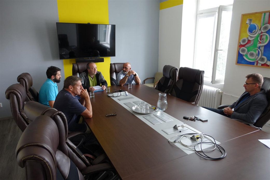 ŘSD nezajistilo objížďku pro kamiony. Město muselo vybrat jednu z variant pokračování oprav silnice I/35
