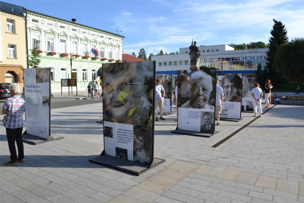 Výstava Paměť národa Zlínského kraje na rožnovském náměstí  