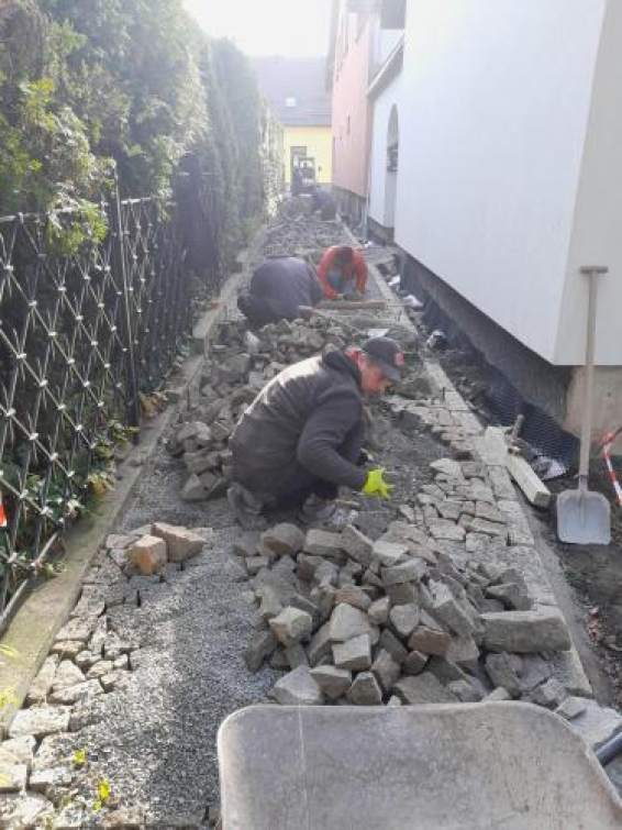 Chodník mezi parkem a ulicí Palackého prošel modernizací