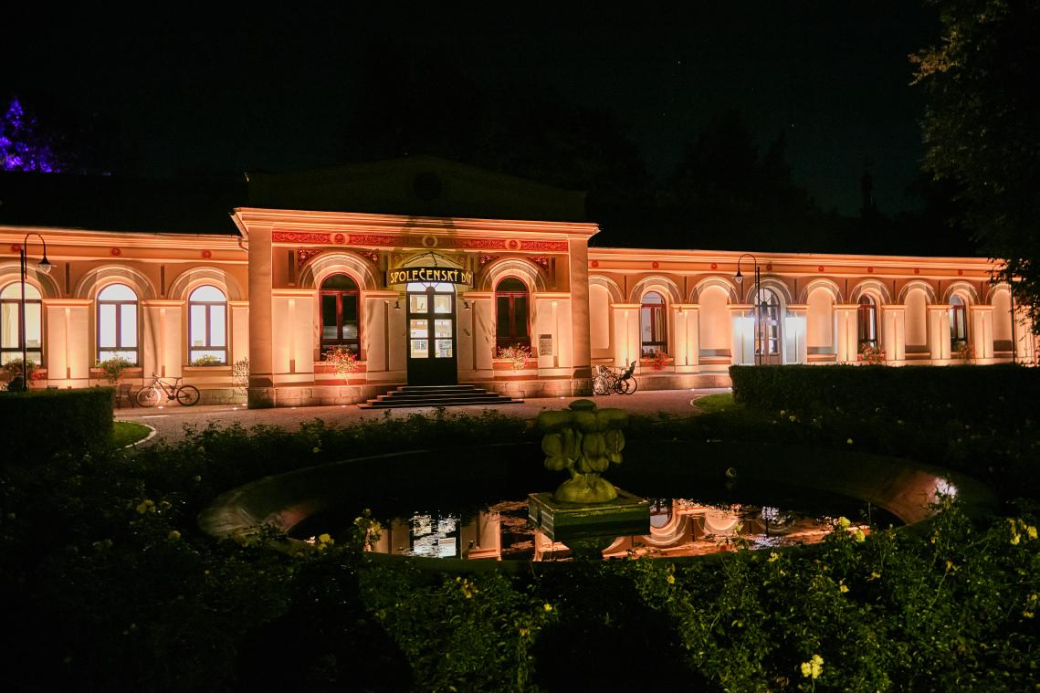 Společenský dům v Rožnově září novým architektonickým osvětlením