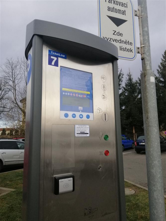 Město má dva nové parkovací automaty s bezkontaktními platbami, chystají se i další