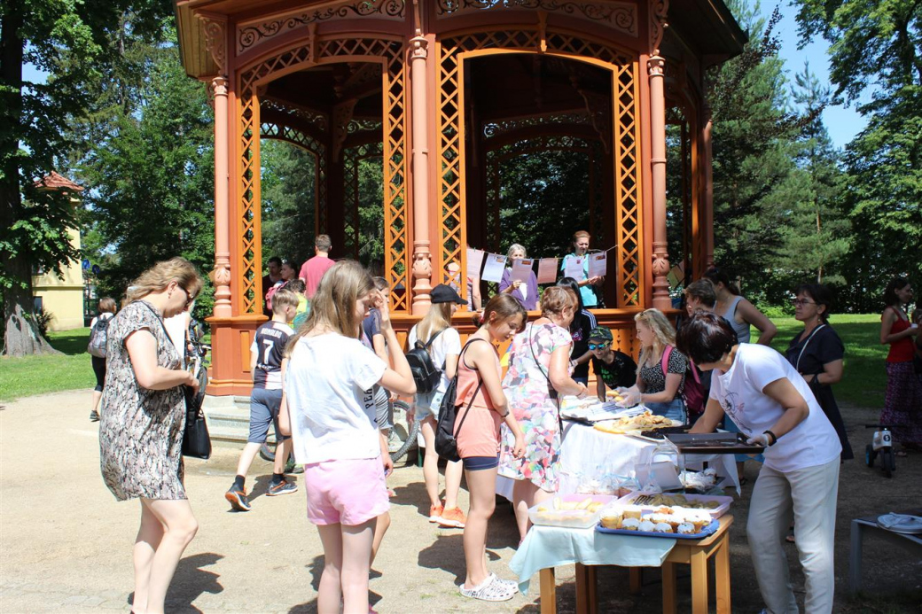 Piknik v městském parku přilákal přes 200 návštěvníků   