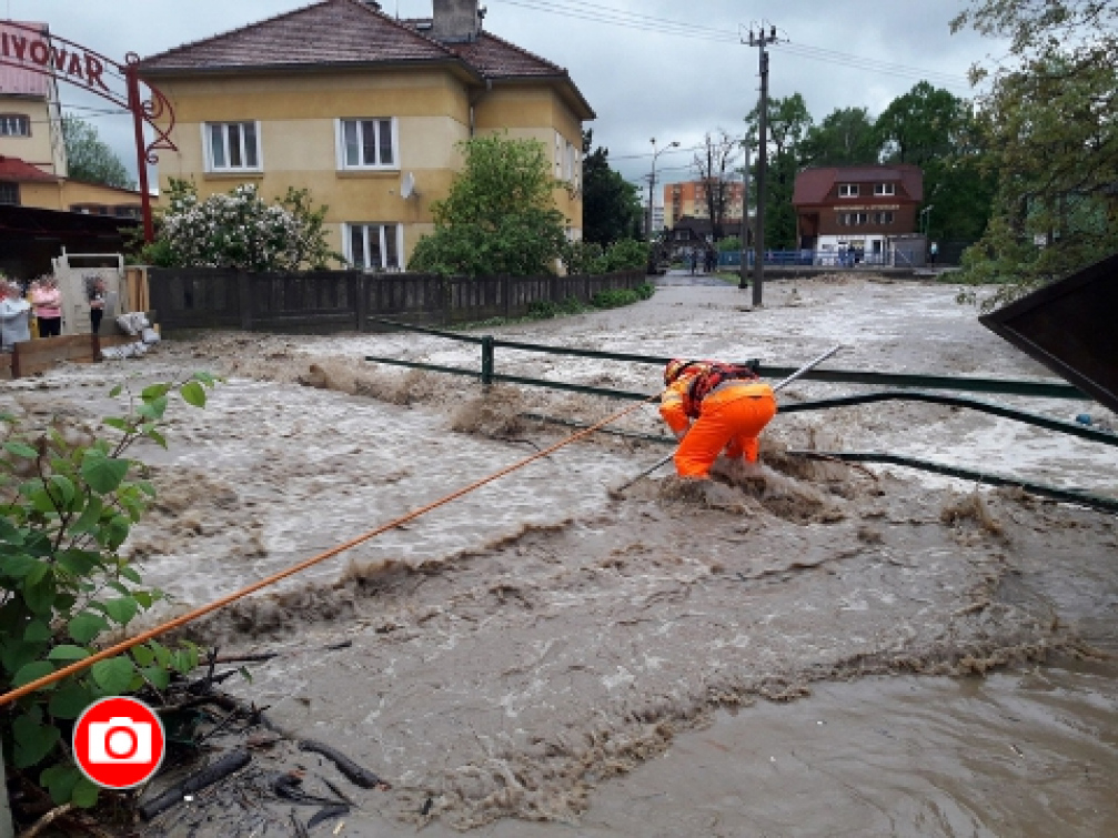 Dobrovolní i profesionální hasiči odstraňovali následky prudkého deště ve Zlínském kraji