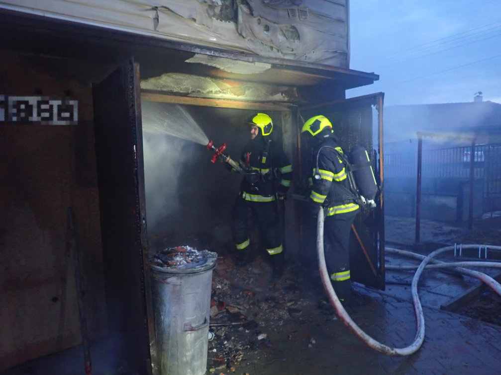 Požár garáže v Rožnově p. R. Škoda se šplhá k jednomu milionu korun 