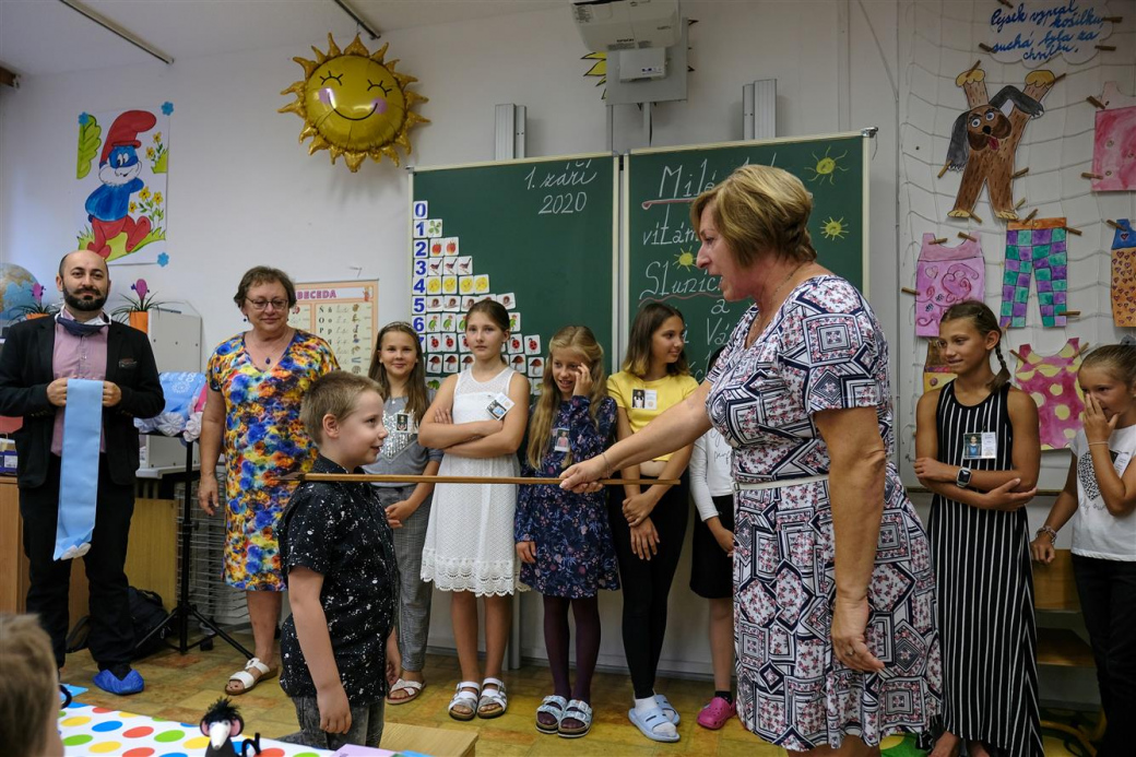 V Rožnově usedlo do lavic 127 nových prvňáčků. Na Záhumení se našli tři noví starostové