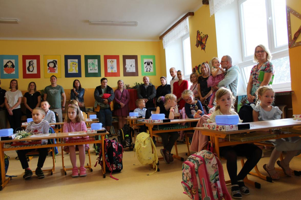 V Rožnově pod Radhoštěm usedlo do lavic 173 prvňáčků