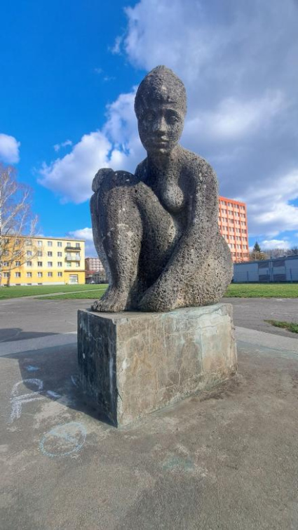 Socha Koupající se ženy z rožnovského náměstí 1. máje prochází restaurátorskými pracemi