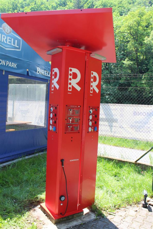 V Rožnově je nová multifunkční solární stanice. Umí dobít elektrokolo i mobil