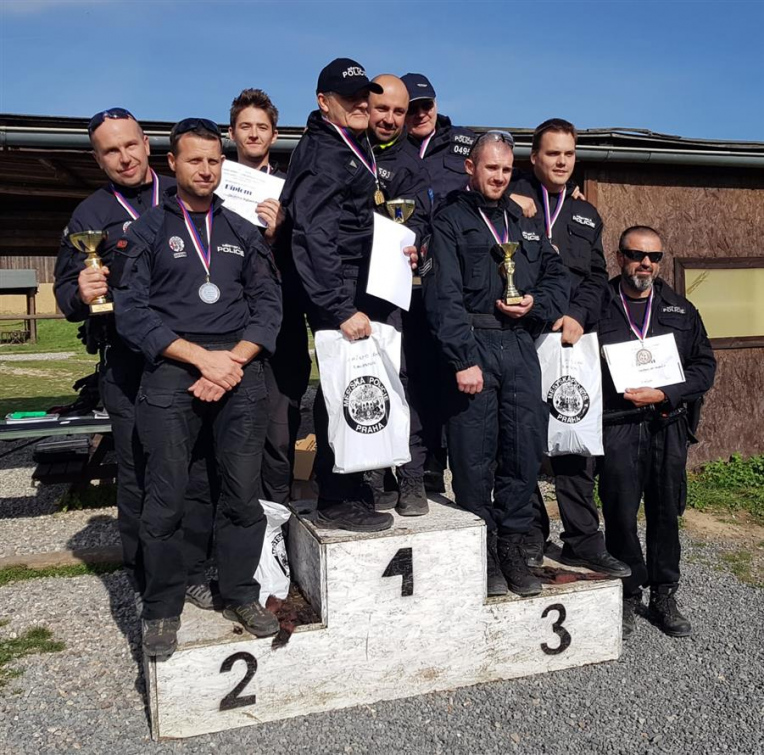 Strážníci sbírají medaile ve střeleckých soutěžích