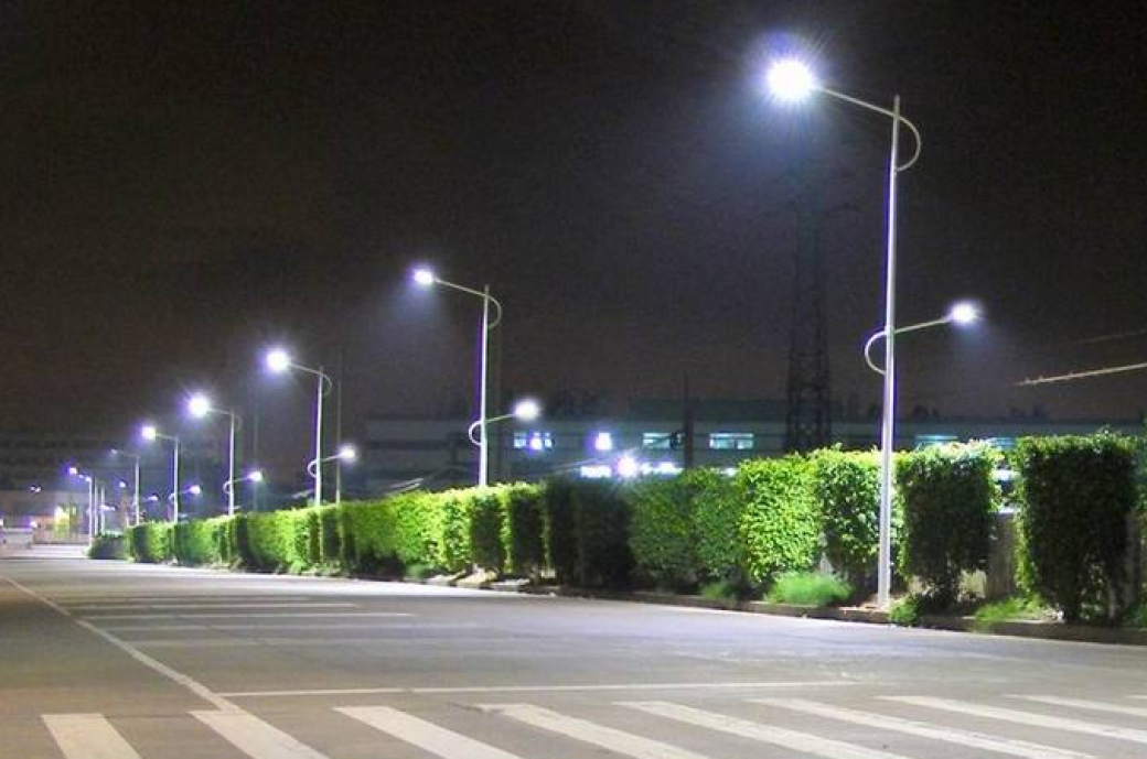 Město Rožnov letos vymění téměř 900 svítidel veřejného osvětlení