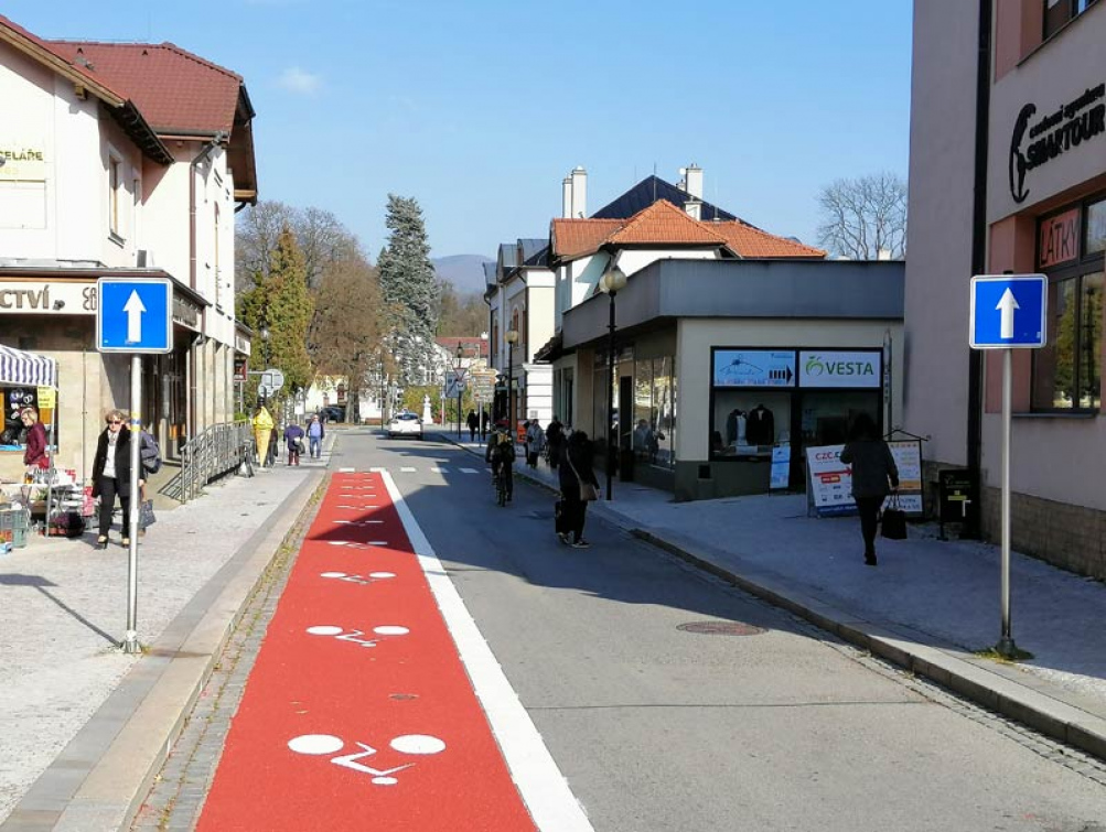 Úsek ulice Palackého směrem na náměstí je pro cyklisty nově obousměrný