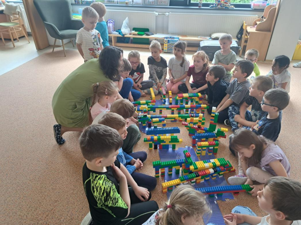 Malá technická univerzita přiblížila svět techniky pedagogům v rožnovských mateřinkách